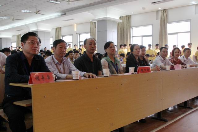 調(diào)整大小 1、蒞臨比賽現(xiàn)場的領(lǐng)導.jpg