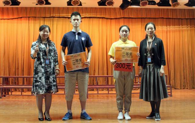 調(diào)整大小 11、蘇曉紅主任和張榮霞主任給獲得二等獎的代表隊頒獎.jpg