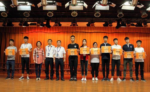 調(diào)整大小 13、楊繼強書記、李波書記和沈群書記給獲得優(yōu)秀獎的代表隊頒獎.jpg