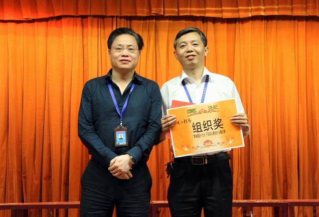 調(diào)整大小 9、任建設(shè)副院長給機電工程系頒發(fā)組織獎.jpg