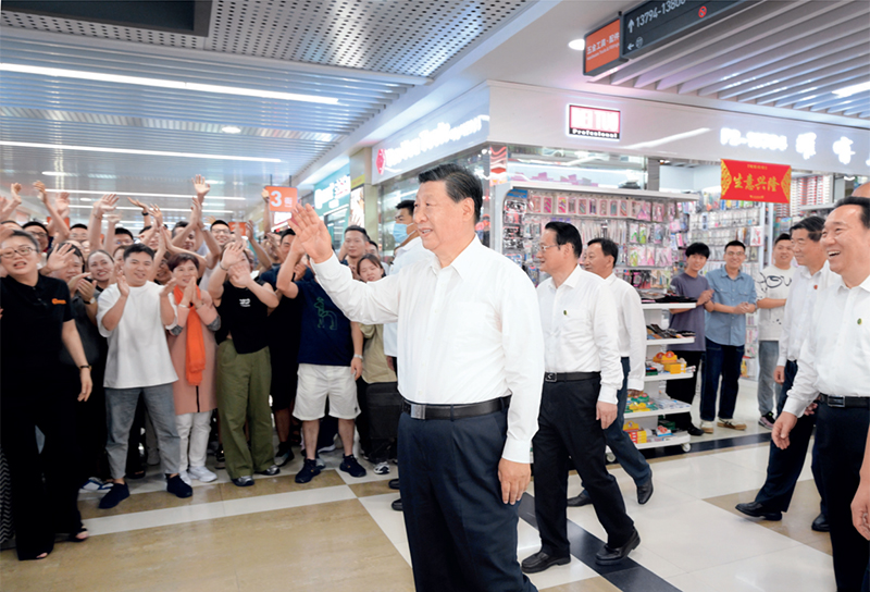 2023年9月20日至21日，中共中央總書記、國家主席、中央軍委主席習近平在浙江考察。這是20日上午，習近平在義烏國際商貿(mào)城考察時，同商戶親切交流。 新華社記者 李學仁/攝