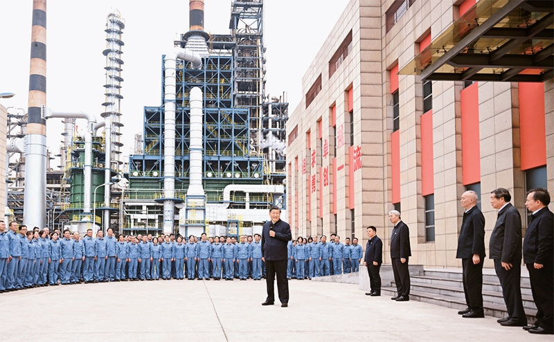 2023年10月10日至13日，中共中央總書記、國家主席、中央軍委主席習近平在江西考察。這是10日下午，習近平在中國石化九江分公司考察時，同企業(yè)員工親切交流。 新華社記者 謝環(huán)馳/攝