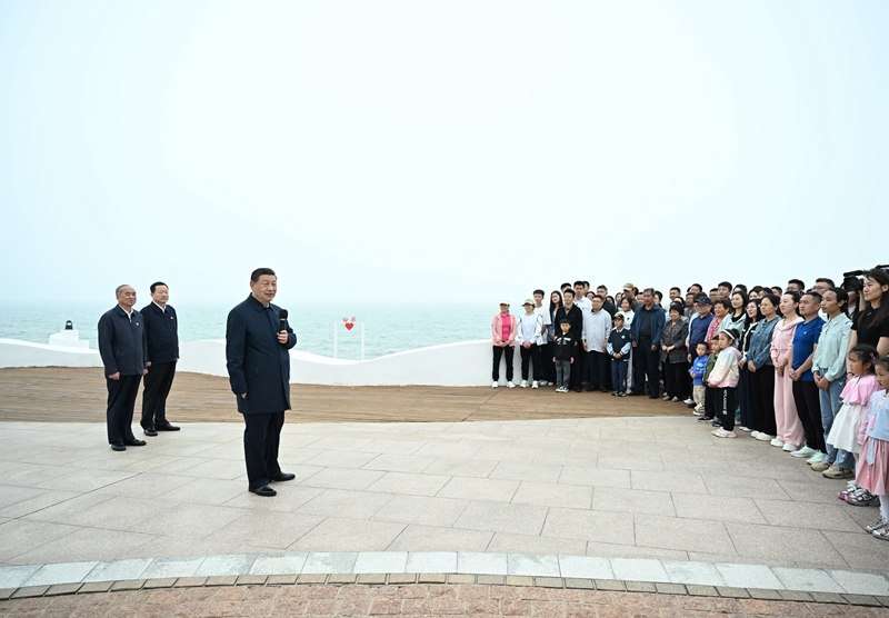 5月22日至24日，中共中央總書記、國家主席、中央軍委主席習近平在山東考察。這是22日下午，習近平在日照市陽光海岸綠道同市民和游客親切交流。
