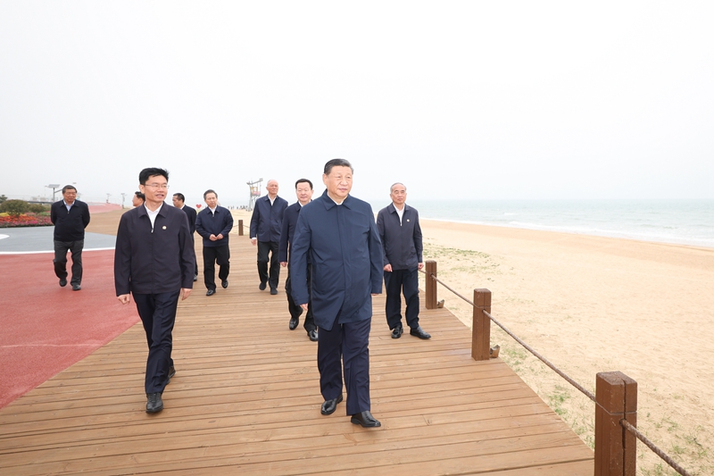 5月22日至24日，中共中央總書記、國家主席、中央軍委主席習近平在山東考察。這是22日下午，習近平在日照市陽光海岸綠道考察。