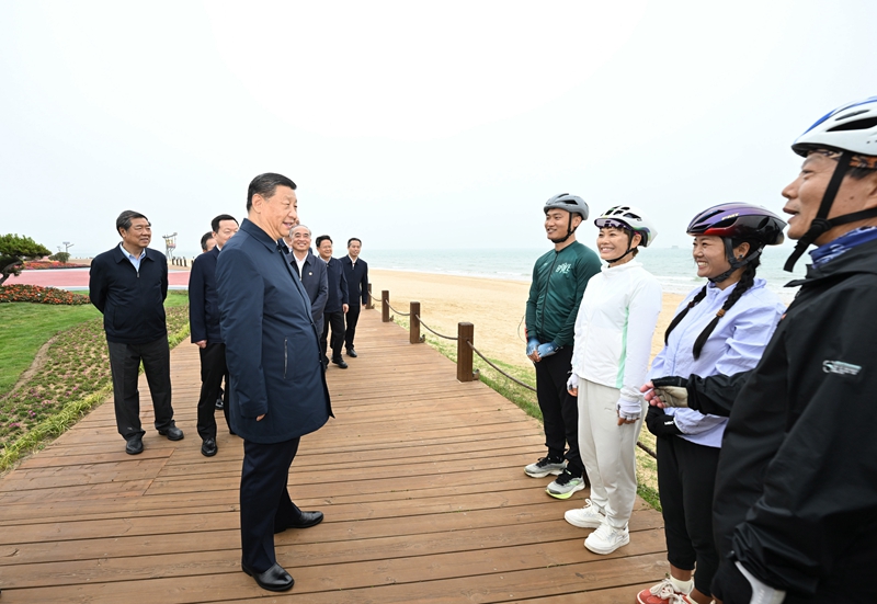 5月22日至24日，中共中央總書記、國家主席、中央軍委主席習近平在山東考察。這是22日下午，習近平在日照市陽光海岸綠道同市民親切交流。