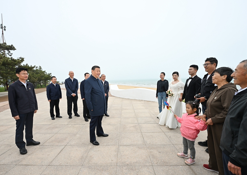 5月22日至24日，中共中央總書記、國家主席、中央軍委主席習近平在山東考察。這是22日下午，習近平在日照市陽光海岸綠道同市民親切交流。